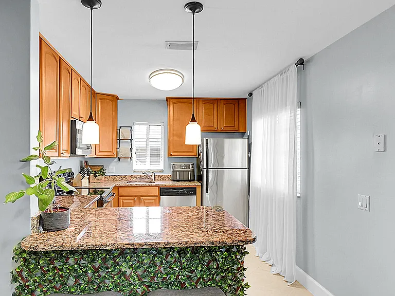 410 SW 15th St #206 — Photo 8