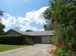 721 Skylane Dr N, Uvalde, TX 78801