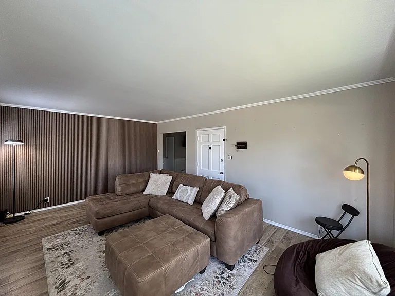 6113 S Fairfax Ave — Photo 2