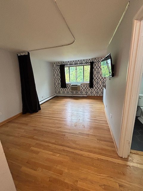 Main room with optional curtain bedroom divider