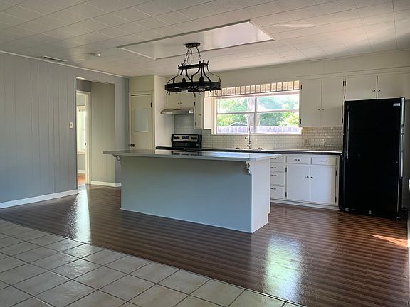 4th image of 1119 1/2 Victoria St