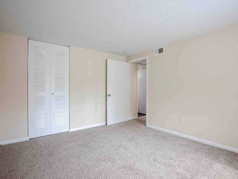 Kingscrest Apartments — Photo 27
