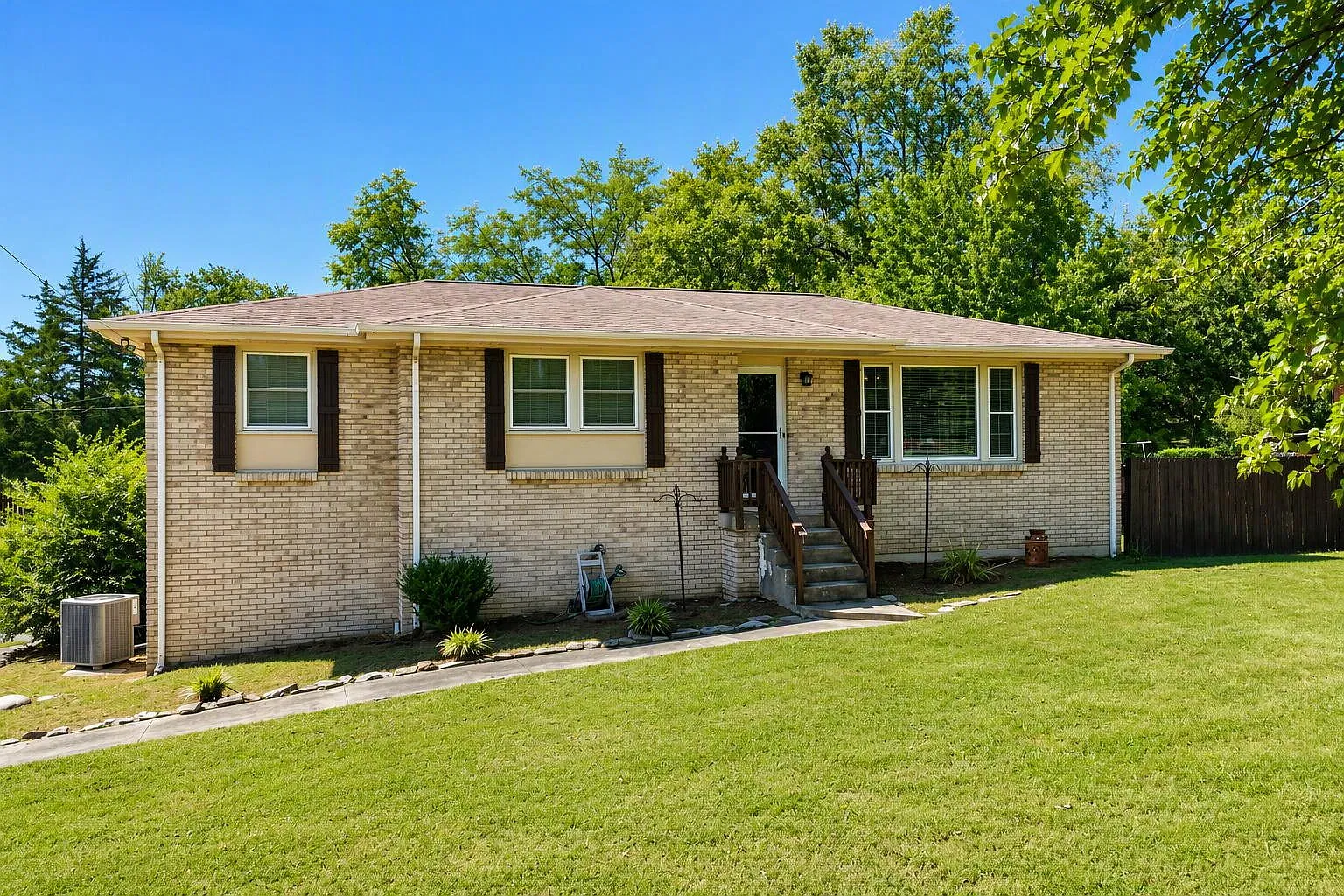 4 bed, 2.5 bath, 2282 sqft, $2,400 — Photo 1