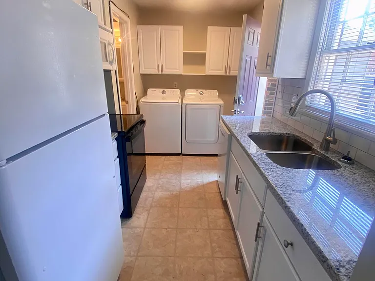 414 W Hill St — Photo 4