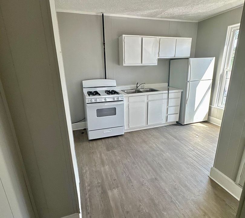 2nd image of 805 Brown St #4