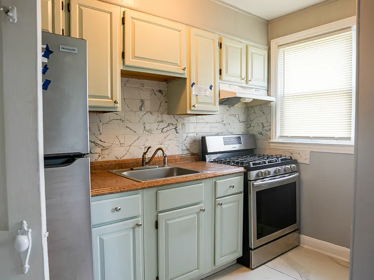 833 E Cold Spring Ln — Photo 10