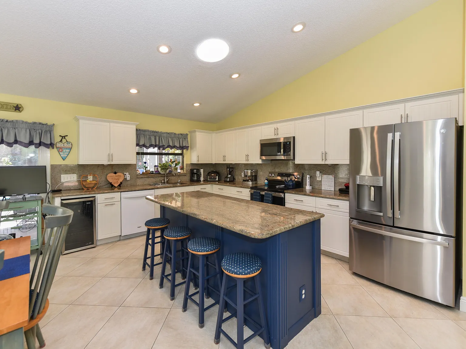 2 bed, 2.5 bath, 2052 sqft, $6,500 — Photo 3