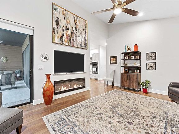 3rd image of 403 B Ave NE
