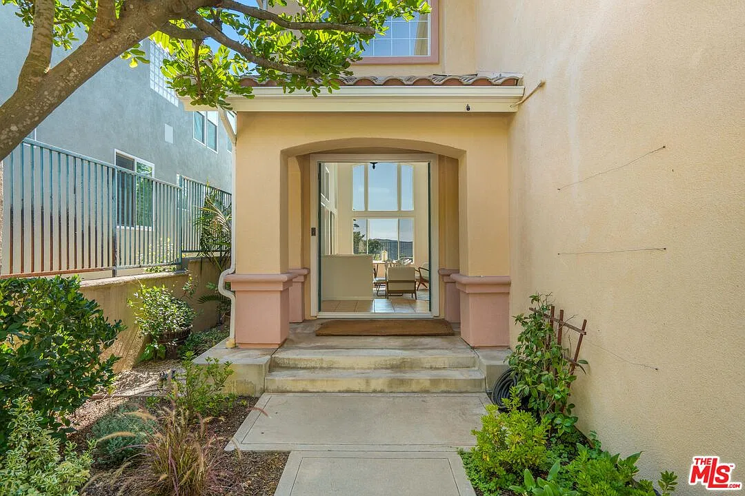 4 bed, 3.0 bath, 2781 sqft, $10,000 — Photo 2