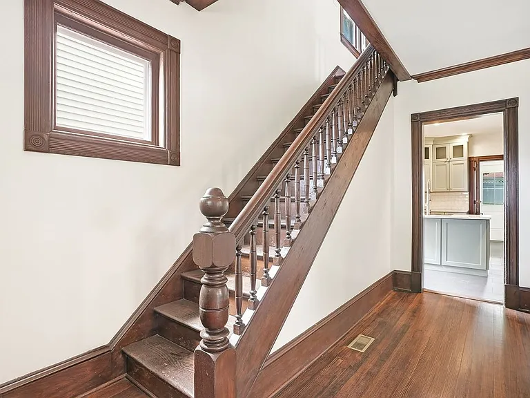834 John St — Photo 3