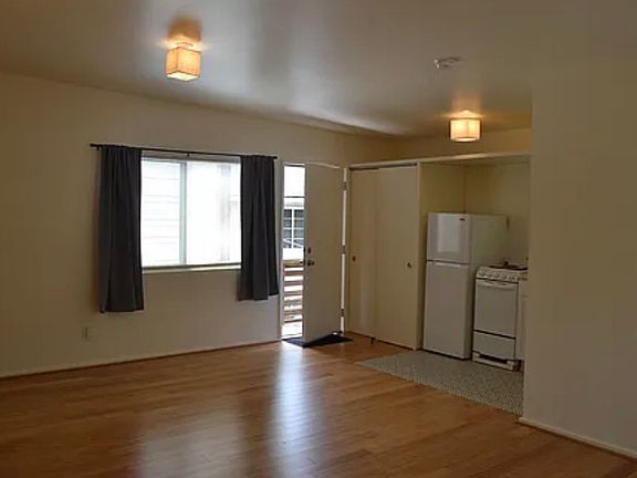 2nd image of 10 W 49th St