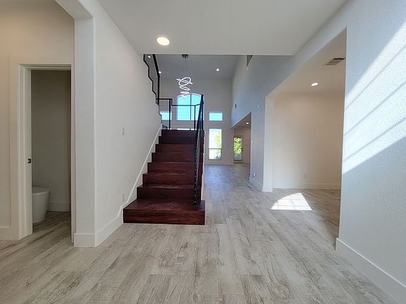 3rd image of 405 Darkwoods Dr