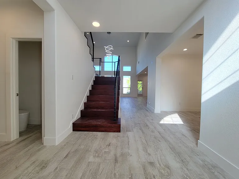 405 Darkwoods Dr — Photo 3