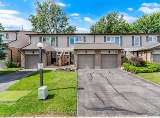 2411 Sovereign St #17, Oakville, ON L6L1M1