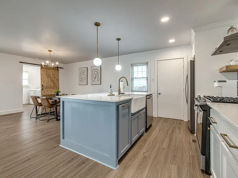 1111 W Comanche St — Photo 25