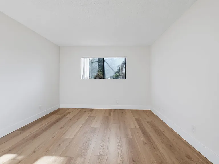 RENOVATED 1 BED 1 BATH - UNIT #109