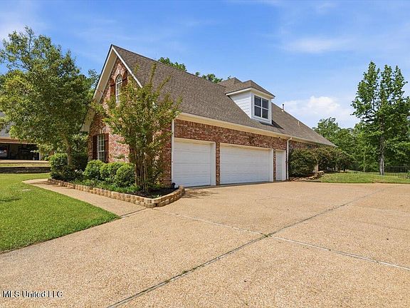3rd image of 95 Woodlands Green Dr