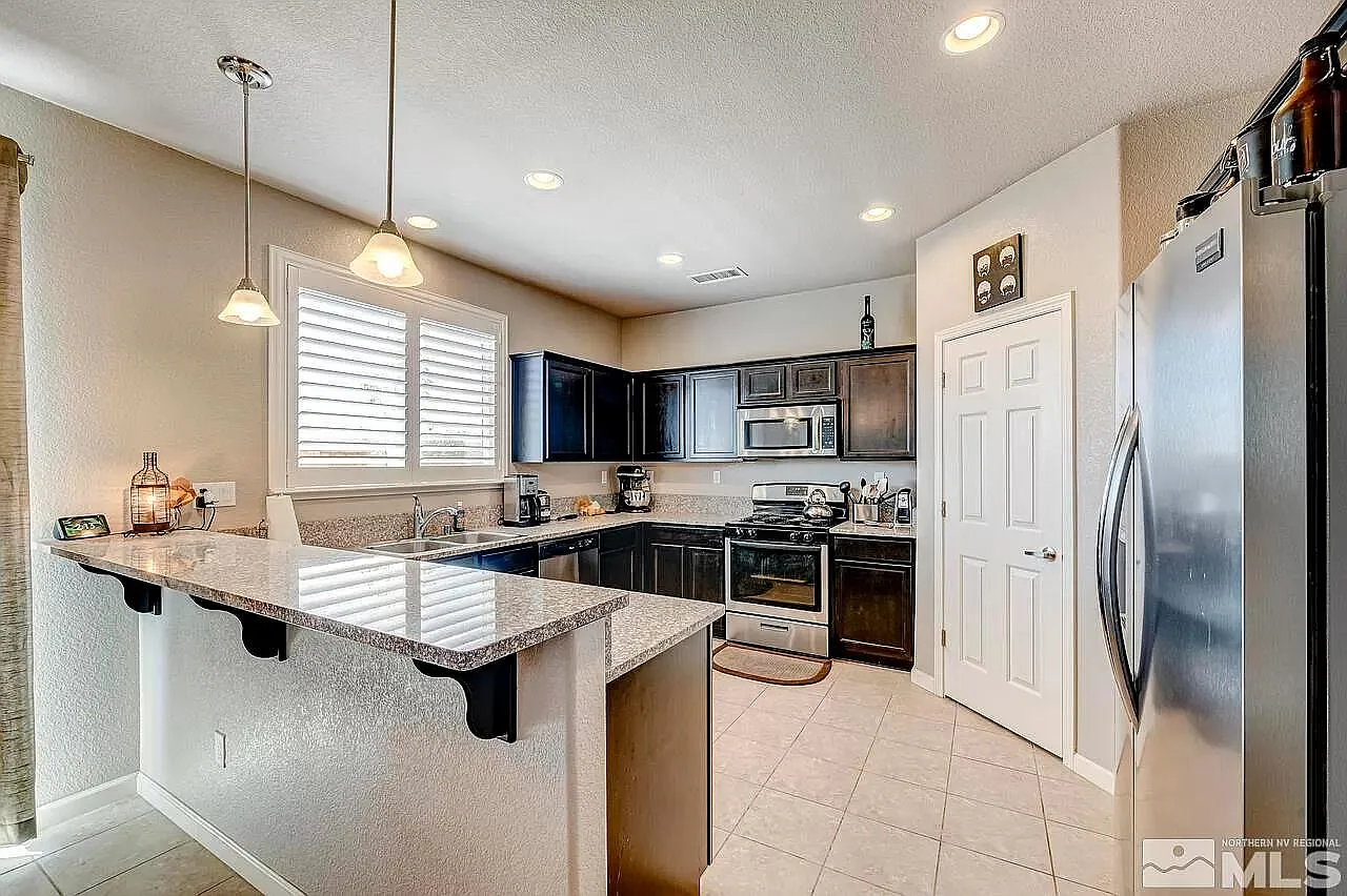 4 bed, 2431 sqft, $3,200 — Photo 2