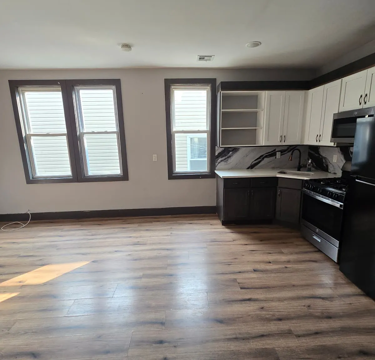 3 bed, $3,000 — Photo 2