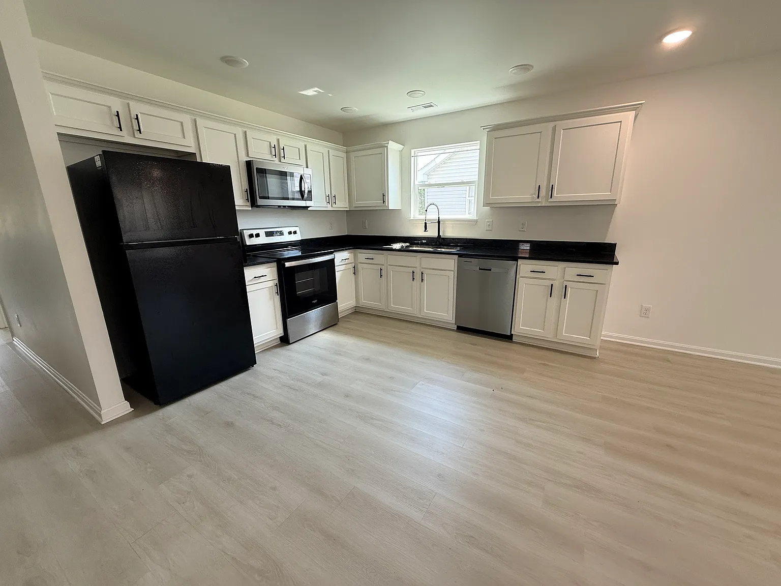 3 bed, 1800 sqft, $1,875 — Photo 3