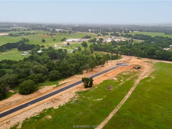 141 Pueblo Dr, Caldwell, TX 77836
