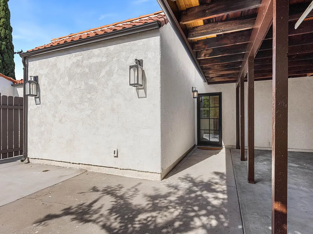 2 bed, 2.0 bath, 800 sqft, $4,000 — Photo 3