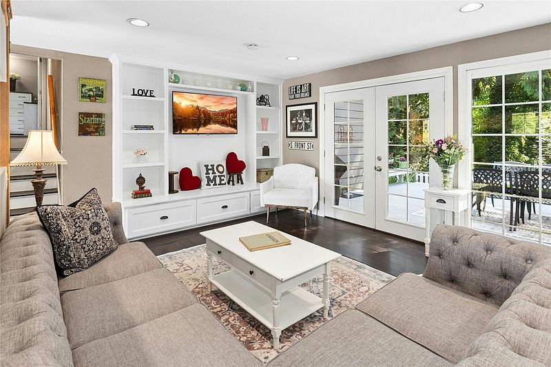 2nd image of 860 Valley View Place SW