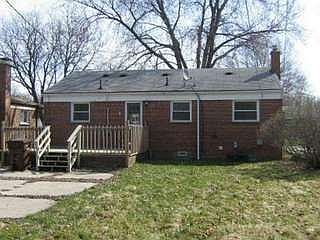2nd image of 829 Helen St