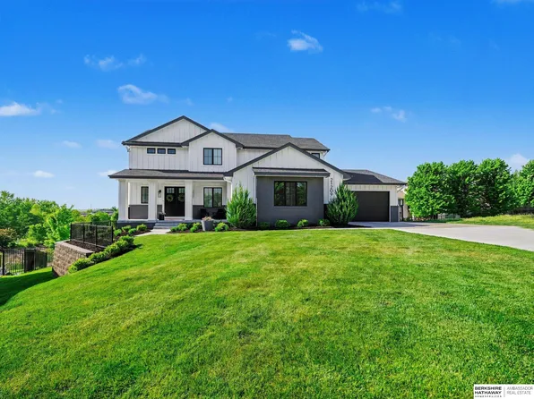 21209 Walnut Cir, Elkhorn, NE 68022
