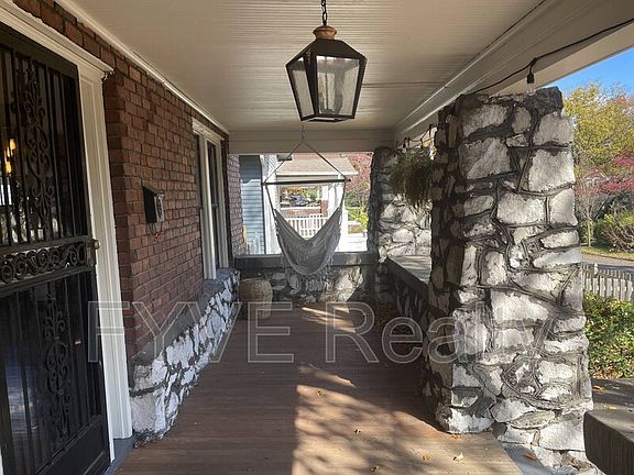 3rd image of 2537 Woodbine Ave