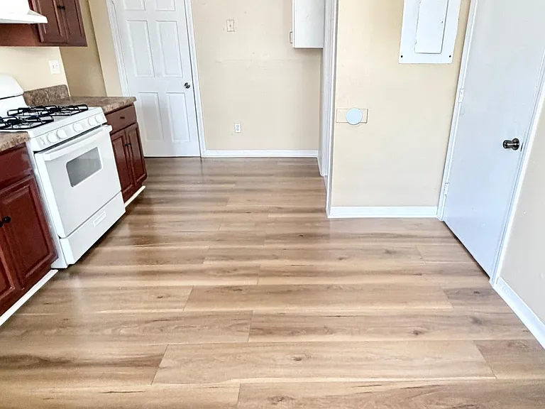 138 Hallock Ave #2R — Photo 4