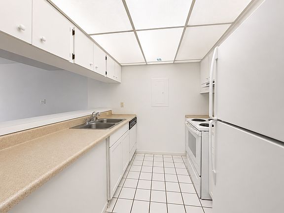 3rd image of 921 Tennis Way