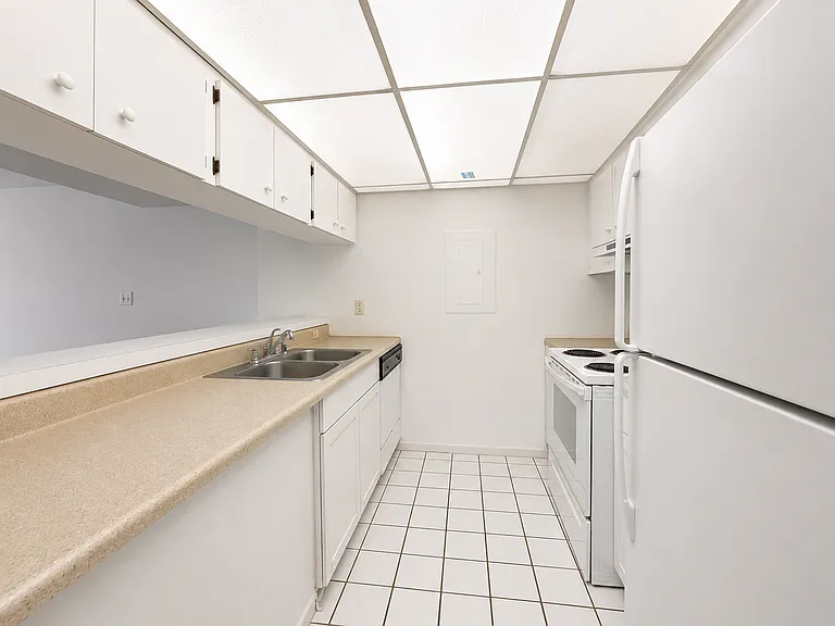 921 Tennis Way — Photo 3
