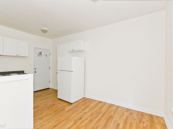 3rd image of 624 W Barry Ave #6245W1