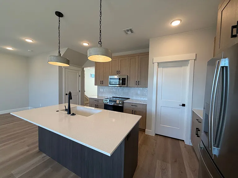 608 E Hemsworth Ln — Photo 13