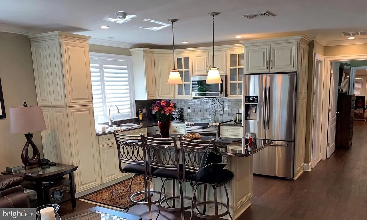 2 bed, 1.0 bath, 1200 sqft, $2,600 — Photo 2