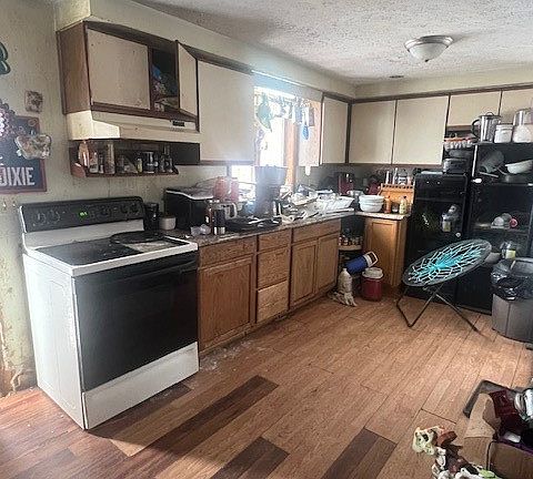 4th image of 689 Ladue Rd