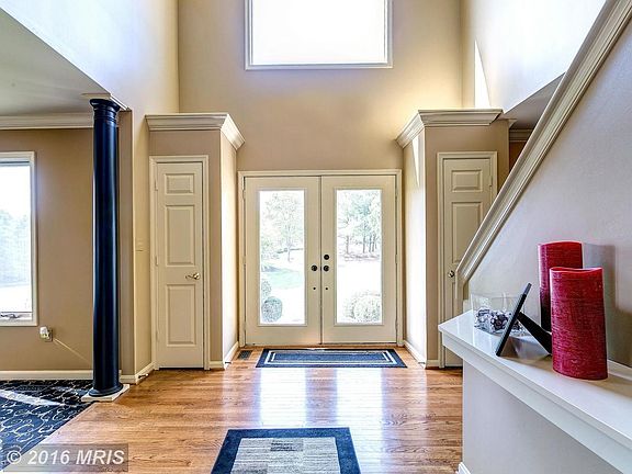 dramatic 2-story foyer