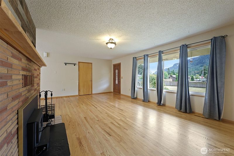 4th image of 102 W Adams Avenue