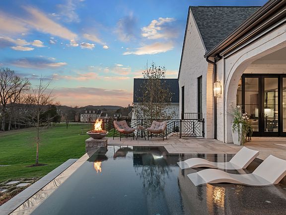 3rd image of 8146 Heirloom Blvd