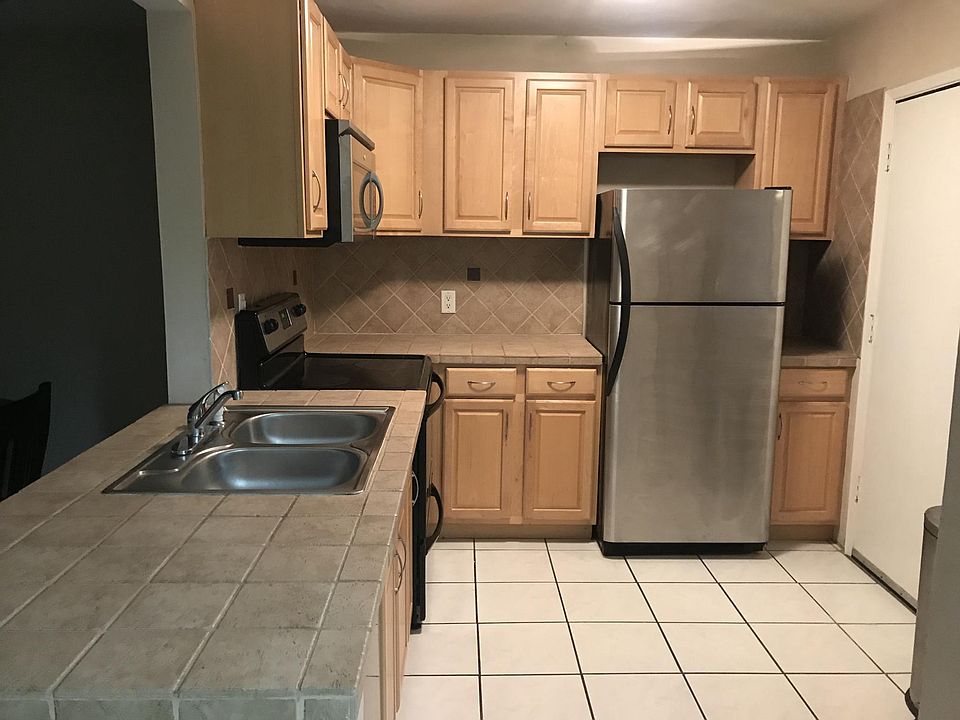 Fully equipped kitchen, dishwasher , garbage disposal