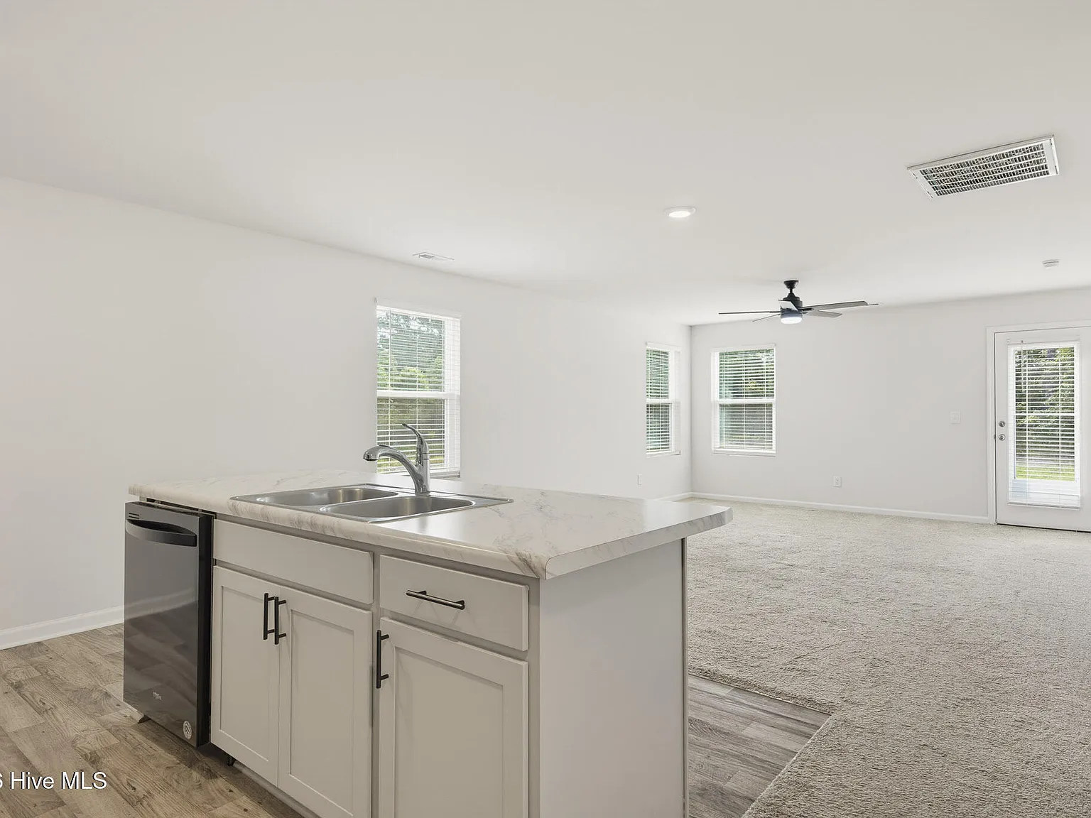 3 bed, 2.0 bath, $2,100 — Photo 3