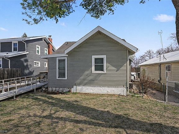 4th image of 406 Moody St