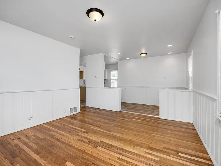 26080 Blumfield St — Photo 4