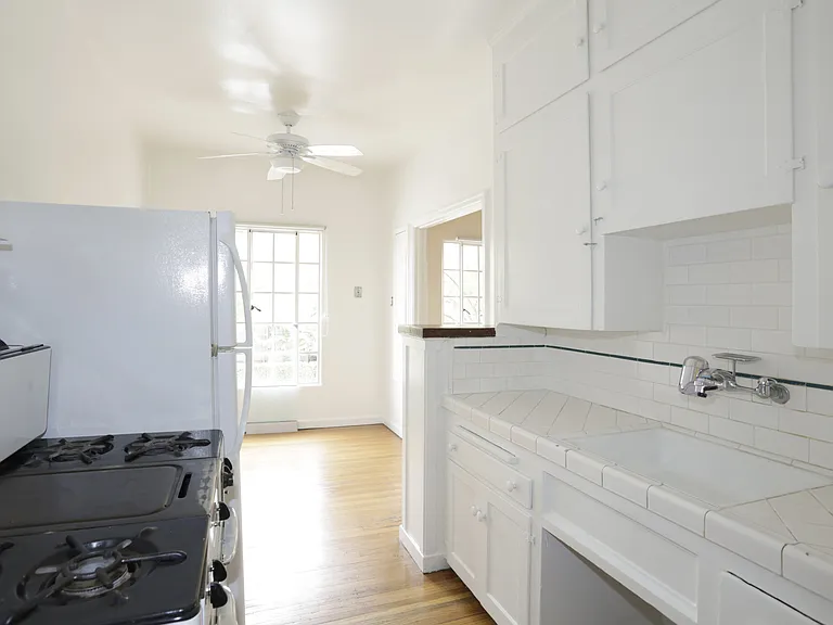 600 S Burnside Ave #4 — Photo 8
