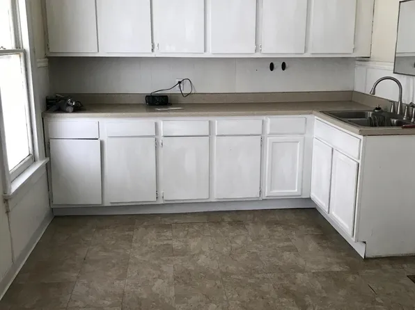 726 N Division St, Davenport, IA 52802