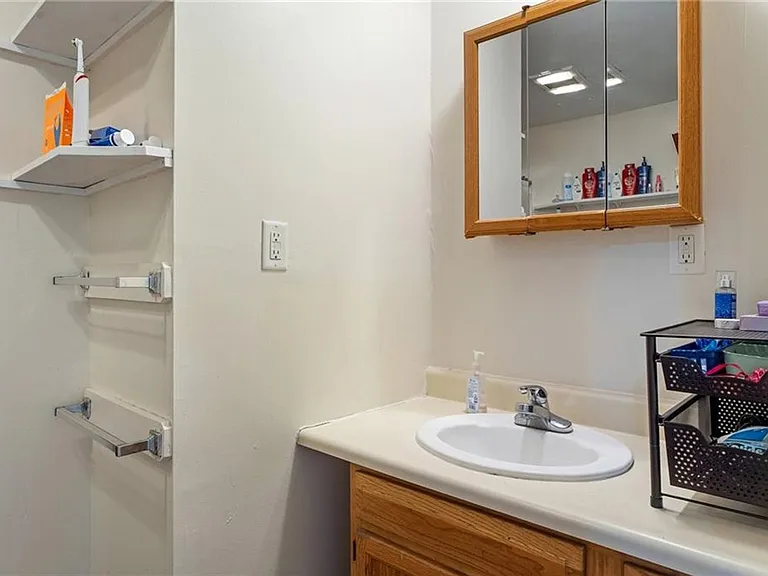 222 S Geneva St — Photo 33