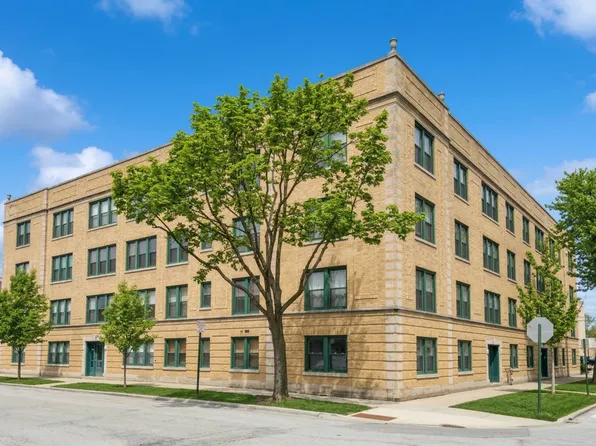 4900 Davis St APT 3E, Skokie, IL 60077