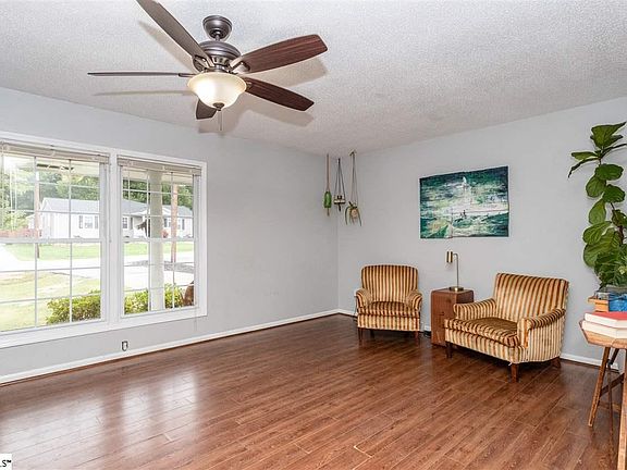 3rd image of 6 Sunrise Dr