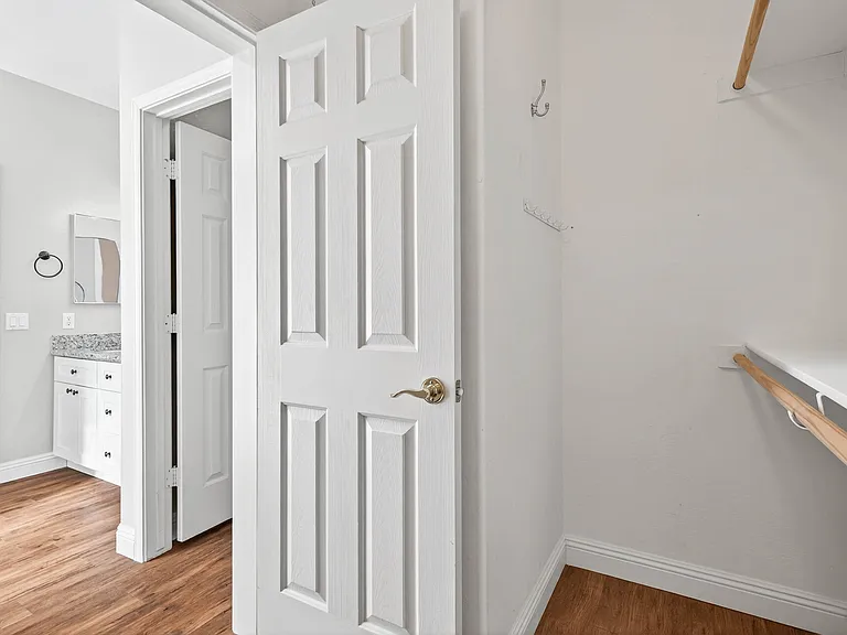 2433 W Ellis St — Photo 6